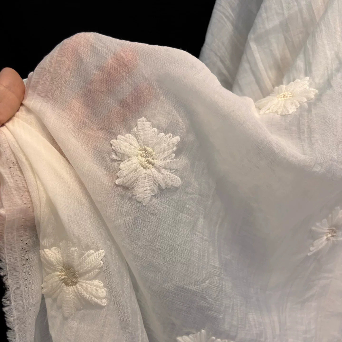 Tecido de chiffon microplissad - Embroidery Daisy avaliação e preço